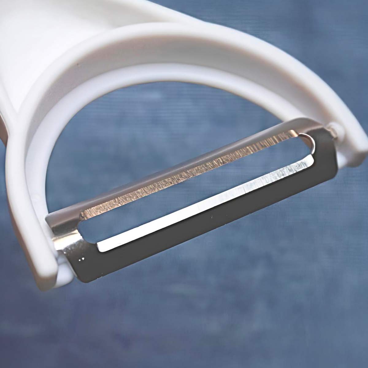 Pelador Angular De Acero Inoxidable Mango De Plastico Blanco