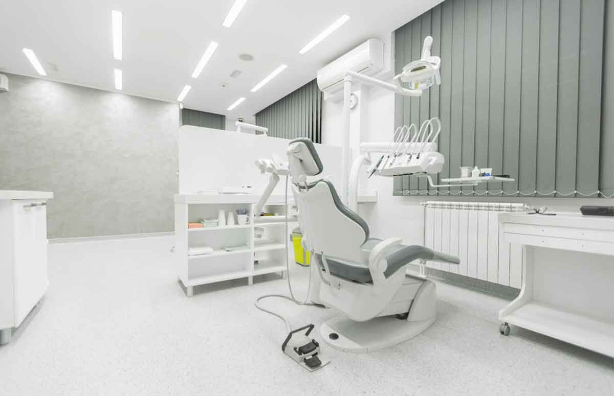 consultorio dental blanco con luces led blancas